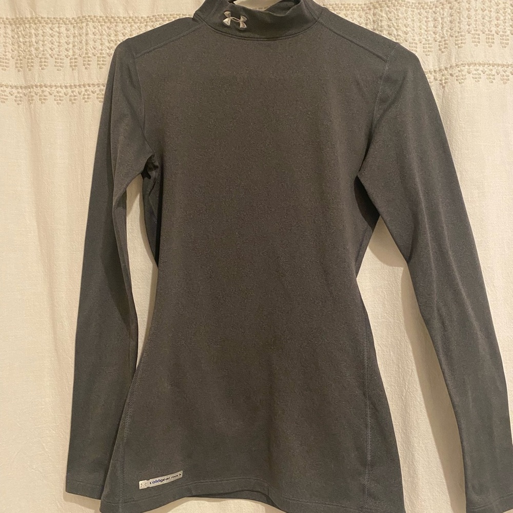 Women’s small gray Under Armour coldgear mock long sleeve shirt.
